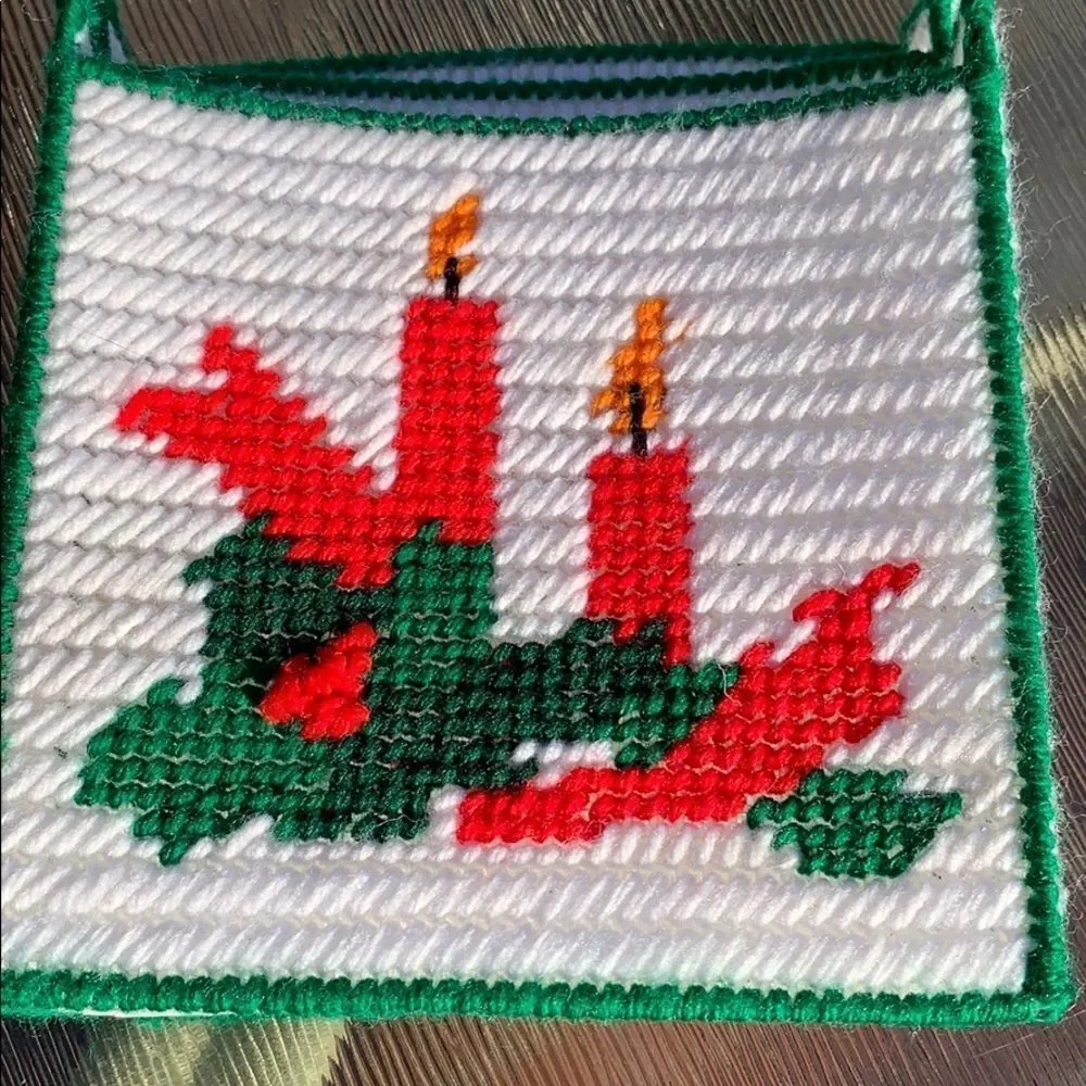 ‎Vtg kitschy handmade yarn Christmas card holder
